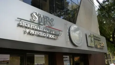 La Secretaría de Trabajo y Previsión Social puso en marcha el Sistema de Quejas y Accidentes Laborales (SIQAL), una línea gratuita que permitirá denunciar posibles violaciones a los derechos laborales o informar sobre accidentes ocurridos en los centros de trabajo.

Para más información del tema, visita: https://www.eleconomista.com.mx/empresas/stps-activa-linea-denunciar-violaciones-derechos-laborales-20250904-775763.html

¡Síguenos en nuestras redes sociales para mantenerte informado!

Twitter: https://twitter.com/eleconomista 
Facebook: https://www.facebook.com/ElEconomista.mx
Instagram: https://www.instagram.com/eleconomistamx
LinkedIn: https://www.linkedin.com/company/el-economista/

#ElEconomista #EETV