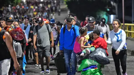 Autoridades de Florida habilitaron un segundo centro cerca de Jacksonville tras levantarse el bloqueo al ingreso en ‘Alligator Alcatraz’.

Para más información del tema, visita: https://www.eleconomista.com.mx/internacionales/florida-abre-nuevo-centro-detencion-migrantes-fallo-judicial-20250905-775982.html 

¡Síguenos en nuestras redes sociales para mantenerte informado!

Twitter: https://twitter.com/eleconomista 
Facebook: https://www.facebook.com/ElEconomista.mx
Instagram: https://www.instagram.com/eleconomistamx
LinkedIn: https://www.linkedin.com/company/el-economista/

#ElEconomista #EETV #Migrantes