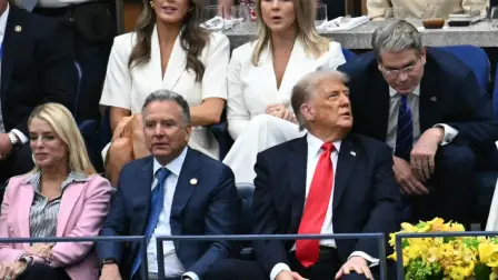 En una jornada lluviosa en Nueva York, las medidas de seguridad se reforzaron sensiblemente este domingo respecto a los anteriores 14 días del evento.

Para más información del tema, visita: https://www.eleconomista.com.mx/internacionales/trump-abucheado-brevemente-espectadores-final-us-open-tenis-20250907-776105.html 

¡Síguenos en nuestras redes sociales para mantenerte informado!

Twitter: https://twitter.com/eleconomista 
Facebook: https://www.facebook.com/ElEconomista.mx
Instagram: https://www.instagram.com/eleconomistamx
LinkedIn: https://www.linkedin.com/company/el-economista/

#ElEconomista #USOpen #Trump