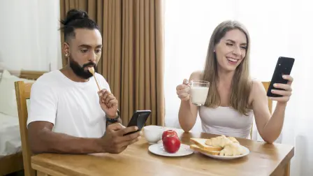 La mesa mexicana frente a las pantallas: 7 de cada 10 extrañan convivir sin celulares