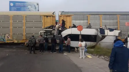 Un tren impactó este lunes contra un autobús de doble piso en la carretera Atlacomulco–Maravatío. Autoridades atienden a las víctimas y mantienen cerrado el paso vehicular.