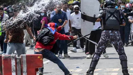 Manifestantes se enfrentaron con la policía antidisturbios durante una protesta por la prohibición de las redes sociales y la corrupción gubernamental.