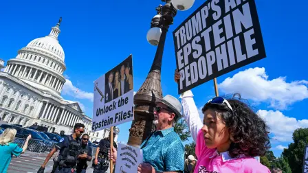 Manifestantes portan pancartas en apoyo a las víctimas del delincuente sexual Jeffrey Epstein y su cómplice Ghislaine Maxwell.