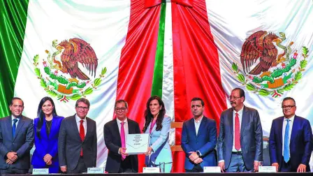 El secretario de Hacienda y Crédito Público, Édgar Amador Zamora, entregó a la Cámara de Diputados el Paquete Económico 2026, en donde explicó las principales variables macroeconómicas y los estimados de ingresos y gastos para el siguiente año.

Para más información del tema, visita: https://www.eleconomista.com.mx/economia/gobierno-mexico-continuara-consolidacion-fiscal-2026-edgar-amador-zamora-20250908-776338.html

¡Síguenos en nuestras redes sociales para mantenerte informado!

Twitter: https://twitter.com/eleconomista 
Facebook: https://www.facebook.com/ElEconomista.mx
Instagram: https://www.instagram.com/eleconomistamx
LinkedIn: https://www.linkedin.com/company/el-economista/

#ElEconomista #EETV