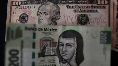 El peso mexicano se aprecia contra el dólar la mañana de este miércoles, mientras los inversionistas asimilan un informe en Estados Unidos que mostró que los precios al productor disminuyeron inesperadamente en agosto.