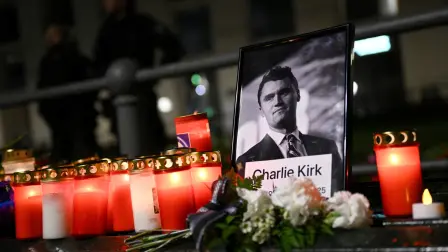 La gente se reúne para conmemorar a Charlie Kirk frente a la Embajada de los EU en Berlín.