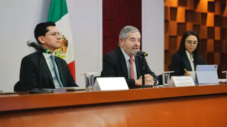 Juan Ramón de la Fuente (centro), titular de la SRE de México.