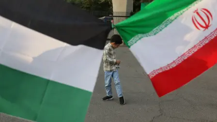 Banderas de Irán y Palestina.