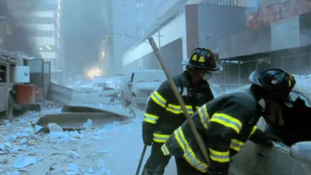 Varios bomberos en las inmediaciones de las Torres Gemelas de Nueva York tras los atentados del 11 de septiembre de 2001.