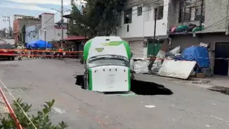 Un camión repartidor de refrescos quedó completamente sumergido en la oquedad, según se observa en un video difundido en redes sociales.

Para más información del tema, visita: https://www.eleconomista.com.mx/politica/camion-repartidor-hunde-mega-socavon-12-metros-iztapalapa-video-20250914-777125.html

¡Síguenos en nuestras redes sociales para mantenerte informado!

Twitter: https://twitter.com/eleconomista 
Facebook: https://www.facebook.com/ElEconomista.mx
Instagram: https://www.instagram.com/eleconomistamx
LinkedIn: https://www.linkedin.com/company/el-economista/

#ElEconomista #Socavón #Iztapalapa
