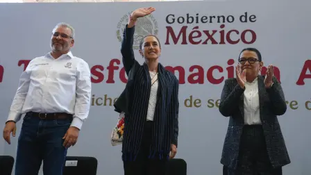 Claudia Sheinbaum Pardo (centro), de gira por Michoacán.