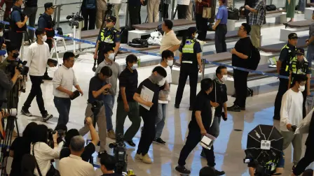 300 trabajadores surcoreanos regresan a casa tras una redada del ICE en una planta de Hyundai en Atlanta, EU

¡Síguenos en nuestras redes sociales para mantenerte informado!

Twitter: https://twitter.com/eleconomista
Facebook: https://www.facebook.com/ElEconomista.mx
Instagram: https://www.instagram.com/eleconomistamx
LinkedIn: https://www.linkedin.com/company/el-economista/

#ElEconomista #EETV