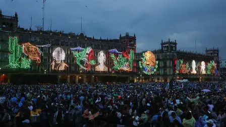 Conmemoración del grito de Independencia de México en el Zócalo de la Ciudad de México. Encabezado por primera vez por la presidenta Claudia Sheinbaum.