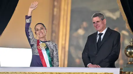 La presidenta de México, Claudia Sheinbaum, saluda a sus simpatizantes junto a su esposo, Jesús María Tarriba, durante el tradicional Grito de Independencia en el Zócalo de la Ciudad de México.