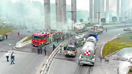 El saldo de fallecidos por la explosión de una pipa de gas en la alcaldía de Iztapalapa la semana pasada ascendió a 21 personas, con la muerte de un afectados más la mañana de este jueves, informó la Secretaría de Salud de la CDMX.

Para más información del tema, visita: https://www.eleconomista.com.mx/politica/eleva-21-cifra-muertos-explosion-pipa-puente-concordia-20250918-777727.html 

¡Síguenos en nuestras redes sociales para mantenerte informado!

Twitter: https://twitter.com/eleconomista 
Facebook: https://www.facebook.com/ElEconomista.mx
Instagram: https://www.instagram.com/eleconomistamx
LinkedIn: https://www.linkedin.com/company/el-economista/

#ElEconomista #EETV