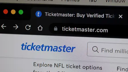 Una agencia reguladora estadounidense demandó este jueves a Ticketmaster y a su empresa matriz Live Nation, a los que acusa de conspirar con revendedores para inflar los precios de las entradas de conciertos y engañar a los consumidores con tarifas ocultas.