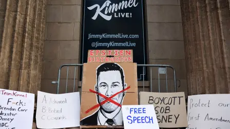Carteles colocados durante una protesta en el Centro de Entretenimiento El Capitán, contra la cancelación del programa de televisión "Jimmy Kimmel Live!".