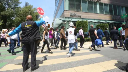 Implementar simulacros ayuda a saber cómo actuar correctamente en casos de sismos; sin embargo, a algunas personas les resulta incómodo la alarma y aunque se trata de una medida de prevención, las reacciones pueden escalar al estrés o nerviosismo.