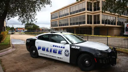 La policía de Dallas vigila el centro migratorio en donde aconteció la agresión.