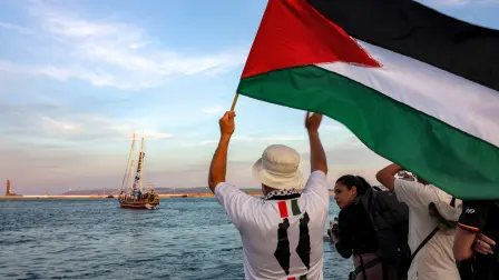 Un barco zarpa del puerto de Bizerta, en el norte de Túnez, para unirse a los últimos barcos de la Flotilla Global Sumud que se dirige a Gaza.