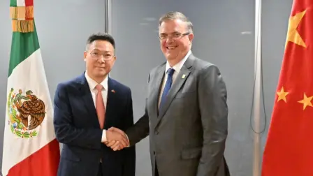 El secretario de Economía, Marcelo Ebrard, y el embajador de China en México, Daojiang Chen.