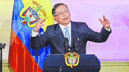 El mandatario colombiano salió a una calle de Nueva York el viernes y con megáfono en mano pidió a los soldados de EU desobedecer las órdenes de Trump, para no atacar a Palestina.

Para más información del tema, visita: https://www.eleconomista.com.mx/internacionales/eu-revocara-visa-presidente-colombia-acciones-imprudentes-e-incendiarias-20250926-778956.html

¡Síguenos en nuestras redes sociales para mantenerte informado!

Twitter: https://twitter.com/eleconomista 
Facebook: https://www.facebook.com/ElEconomista.mx
Instagram: https://www.instagram.com/eleconomistamx
LinkedIn: https://www.linkedin.com/company/el-economista/

#ElEconomista #GustavoPetro #EstadosUnidos