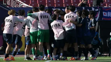 Jugadores japoneses celebran un gol anotado contra su similar de Egipto.
