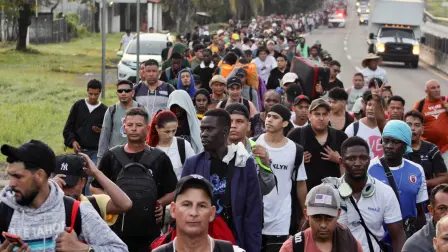 Una caravana de unos 1.500 migrantes de diversas nacionalidades partió este miércoles del sur de México rumbo a la capital del país, para exigir papeles que les permitan regularizar su situación.

¡Síguenos en nuestras redes sociales para mantenerte informado!

Twitter: https://twitter.com/eleconomista 
Facebook: https://www.facebook.com/ElEconomista.mx
Instagram: https://www.instagram.com/eleconomistamx
LinkedIn: https://www.linkedin.com/company/el-economista/

#ElEconomista #EETV
