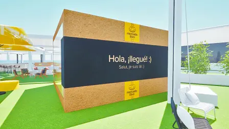 La icónica caja amarilla de Mercado Libre simboliza su expansión regional y el crecimiento sostenido del marketing digital