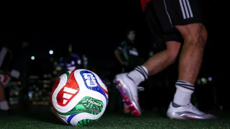 La FIFA presenta el balón Trionda.