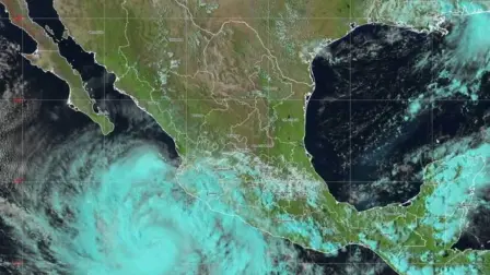 Las lluvias generadas por Priscila podrían ser con descargas eléctricas y propiciar encharcamientos, deslaves e inundaciones en los estados de la costa del Pacífico.

Para más información del tema, visita: https://www.eleconomista.com.mx/politica/priscilla-convierte-huracan-categoria-1-aproxima-jalisco-baja-california-sur-20251005-780083.html 

¡Síguenos en nuestras redes sociales para mantenerte informado!

Twitter: https://twitter.com/eleconomista 
Facebook: https://www.facebook.com/ElEconomista.mx
Instagram: https://www.instagram.com/eleconomistamx
LinkedIn: https://www.linkedin.com/company/el-economista/

#ElEconomista #Huracán #Clima