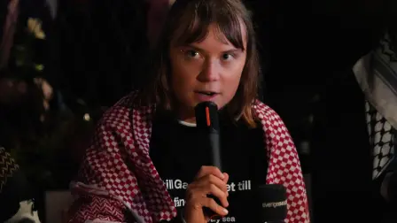 La activista sueca Greta Thunberg fue aprehendida junto con 478 personas de la flotilla y expulsada de Israel el lunes. Foto: Reuters
