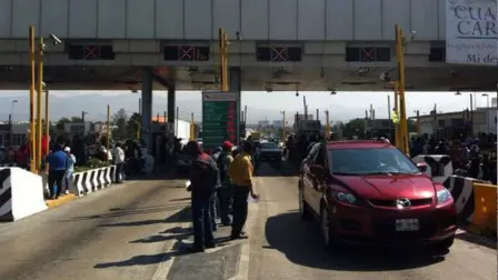 Docentes del Estado de México tomaron la caseta de la autopista México–Puebla y realizaron bloqueos en Toluca, Ecatepec y Texcoco. Piden basificación, pago de salarios y atención a escuelas abandonadas.