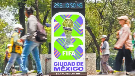 Continúa la cuenta regresiva del reloj mundialista instalado en Paseo de la Reforma frente al Auditorio Nacional.