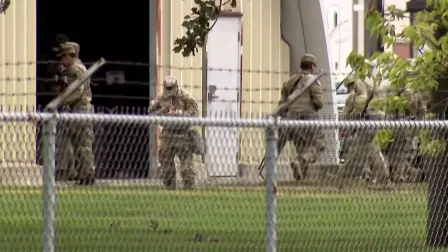 Centenares de soldados comenzaron a ser desplegados la noche del miércoles en el área metropolitana de Chicago, poco después de que el presidente estadounidense Donald Trump pidiera encarcelar al alcalde de la ciudad y al gobernador de Illinois por falta de cooperación para impedir las protestas contra las redadas migratorias.

¡Síguenos en nuestras redes sociales para mantenerte informado!

Twitter: https://twitter.com/eleconomista
Facebook: https://www.facebook.com/ElEconomista.mx
Instagram: https://www.instagram.com/eleconomistamx
LinkedIn: https://www.linkedin.com/company/el-economista/

#ElEconomista #EETV