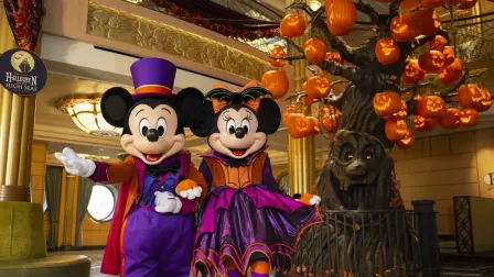 El Pumpkin Tres se ilumina con magia, mientras los personajes de Disney dan la bienvenida a bordo.
