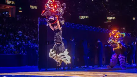 Los bailarines de leones actúan antes del partido de baloncesto de pretemporada de la NBA entre los Phoenix Suns y los Brooklyn Nets en el Venetian Arena de Macao el 12 de octubre de 2025. Foto: AFP