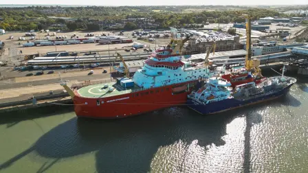 El buque insignia de investigación polar de Gran Bretaña se dirige a la Antártida el 17 de octubre para ayudar a avanzar en docenas de proyectos científicos relacionados con el cambio climático, mientras las naciones occidentales encabezan los estudios polares mientras Estados Unidos se retira. Foto: AFP