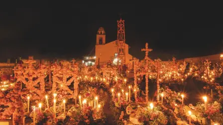 La noche en el lago de Pátzcuaro se transforma en un ritual de luz y silencio.