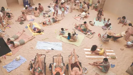 La puesta en escena busca crear una reflexión sobre la crisis ambiental que azota el mundo mostrando una playa llena de vacacionistas. FOTO: CUARTOSCURO