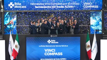 El tradicional timbre que indica el lanzamiento del fondo ALTERN1+ en las instalaciones de la BMV