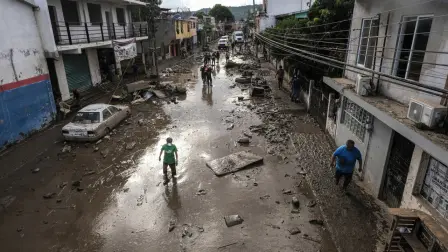 El gobierno de México elevó este jueves a 70 la cifra de fallecidos como consecuencia de las torrenciales lluvias que azotaron cinco estados del país la semana pasada desde los 66 decesos anunciados en la víspera.

Para más información del tema, visita: https://www.eleconomista.com.mx/politica/sheinbaum-actualiza-70-cifra-muertos-lluvias-hay-72-desaparecidos-20251016-782036.html

¡Síguenos en nuestras redes sociales para mantenerte informado!

Twitter: https://twitter.com/eleconomista
Facebook: https://www.facebook.com/ElEconomista.mx
Instagram: https://www.instagram.com/eleconomistamx
LinkedIn: https://www.linkedin.com/company/el-economista/

#ElEconomista #EETV