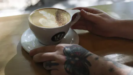 Una persona toma café en una cafetería de Nueva York.