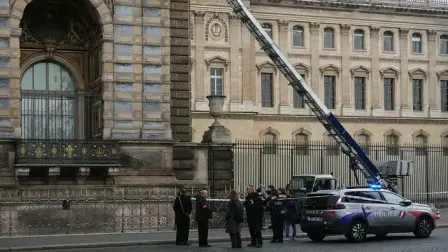 Varios delincuentes asaltaron el domingo el museo del Louvre de París y se dieron a la fuga con cerca de una decena de joyas "de un valor inestimable", anunciaron las autoridades francesas.

¡Síguenos en nuestras redes sociales para mantenerte informado!

Twitter: https://twitter.com/eleconomista 
Facebook: https://www.facebook.com/ElEconomista.mx
Instagram: https://www.instagram.com/eleconomistamx
LinkedIn: https://www.linkedin.com/company/el-economista/
T

#ElEconomista #EETV