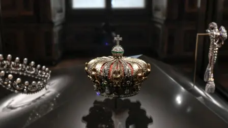 El Ministerio de Cultura informó que las alarmas del museo se activaron durante el ataque, pero la rapidez del operativo (menos de siete minutos) impidió una respuesta inmediata.

Para más información del tema, visita: https://www.eleconomista.com.mx/arteseideas/robo-louvre-8-joyas-robadas-atraco-pelicula-paris-20251019-782492.html

¡Síguenos en nuestras redes sociales para mantenerte informado!

Twitter: https://twitter.com/eleconomista 
Facebook: https://www.facebook.com/ElEconomista.mx
Instagram: https://www.instagram.com/eleconomistamx
LinkedIn: https://www.linkedin.com/company/el-economista/

#ElEconomista #Louvre #Robo