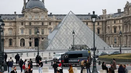 Policía vigila el Museo Louvre, tras el millonario robo que sufrió.