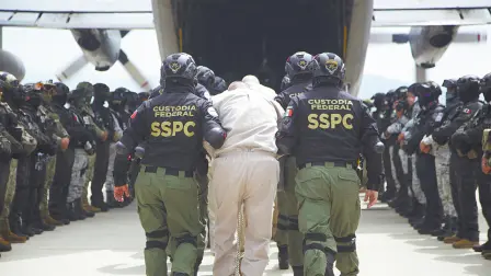 Sólo una tercera parte de los casos con la mandataria se han dado a través de los mecanismos oficiales de extradición.

ara más información del tema, visita: https://www.eleconomista.com.mx/politica/aumentan-expulsiones-capos-sheinbaum-ven-poco-impacto-seguridad-20251021-782753.html

¡Síguenos en nuestras redes sociales para mantenerte informado!

Twitter: https://twitter.com/eleconomista
Facebook: https://www.facebook.com/ElEconomista.mx
Instagram: https://www.instagram.com/eleconomistamx
LinkedIn: https://www.linkedin.com/company/el-economista/

#ElEconomista #EETV