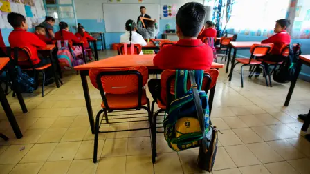 Una nueva propuesta en el Senado busca brindar permisos a padres y madres de familia para asistir a actividades y eventos escolares de sus hijos con el objetivo de promover la participación familiar en la vida académica y el desarrollo emocional de los menores.

Para más información del tema, visita: https://www.eleconomista.com.mx/capital-humano/proponen-senado-reconocer-permisos-laborales-atender-asuntos-escolares-hijos-20251021-782390.html

¡Síguenos en nuestras redes sociales para mantenerte informado!

Twitter: https://twitter.com/eleconomista
Facebook: https://www.facebook.com/ElEconomista.mx
Instagram: https://www.instagram.com/eleconomistamx
LinkedIn: https://www.linkedin.com/company/el-economista/

#ElEconomista #EETV