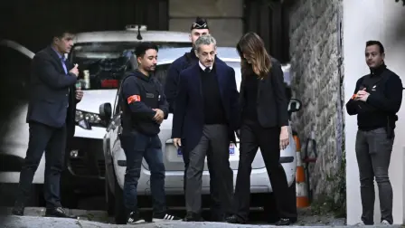 Nicolas Sarkozy se convirtió este martes en el primer exjefe de Estado francés entre rejas desde el fin de la Segunda Guerra Mundial, condenado por maniobrar para financiar ilegalmente con dinero libio su campaña electoral de 2007.

Para más información del tema, visita: https://www.eleconomista.com.mx/internacionales/sarkozy-convierte-primer-expresidente-frances-prision-segunda-guerra-mundial-20251021-782787.html

¡Síguenos en nuestras redes sociales para mantenerte informado!

Twitter: https://twitter.com/eleconomista
Facebook: https://www.facebook.com/ElEconomista.mx
Instagram: https://www.instagram.com/eleconomistamx
LinkedIn: https://www.linkedin.com/company/el-economista/

#ElEconomista #EETV