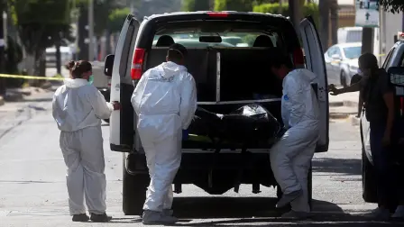 El hallazgo de esta fosa se suma a decenas de casos similares en Jalisco, el estado más golpeado por la crisis de desaparición de personas en México.

Para más información del tema, visita: https://www.eleconomista.com.mx/politica/jalisco-reporta-hallazgo-48-bolsas-restos-humanos-fosa-clandestina-zapopan-20251023-783225.html

¡Síguenos en nuestras redes sociales para mantenerte informado!

Twitter: https://twitter.com/eleconomista 
Facebook: https://www.facebook.com/ElEconomista.mx
Instagram: https://www.instagram.com/eleconomistamx
LinkedIn: https://www.linkedin.com/company/el-economista/

#ElEconomista #EETV